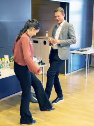 Oktawia Nilsson and har supervisor Jens Lagerstedt "Corona hugging"with their feet after the defense.